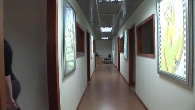 Sara Jay: Sara Jay thử tài năng mới Kimora Klein trên ghế...