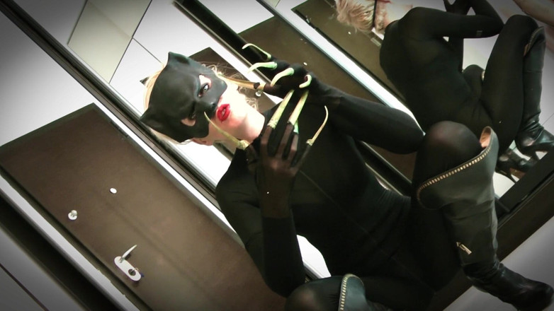 Goddess Celine: Batman intrappolato nell'adorazione degli stivali di catwoman