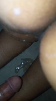 Juicykoos apabila suami saya berdiri dengan batang dia memanggil saya di dalam bilik dan mengongkek saya