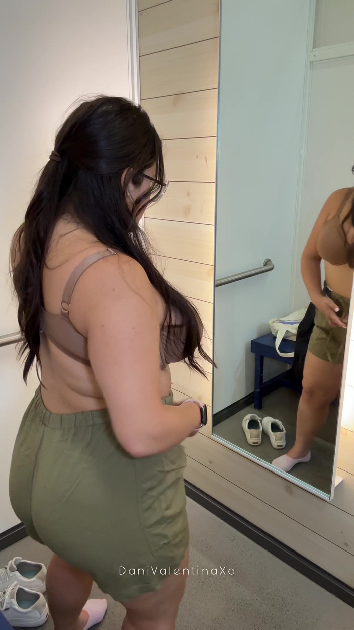 Dani Valentina: Femeie mare și țâțoasă încearcă- l pe Busty Dani Valentina