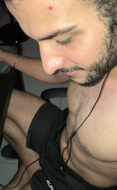 vincentandvitor: Úprava nového videa na zítřek. Někdy skončíme sexem během tohoto...