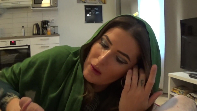 Amateur Homemade Porn: Ebeveynlerimiz dışarıdayken Arap üvey kız kardeşimi sikiyorum