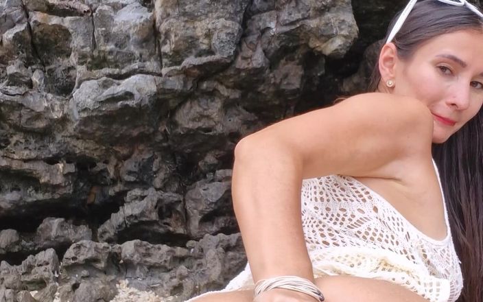 PassionBunny: Riskantní sólo orgasmy na tropické pláži