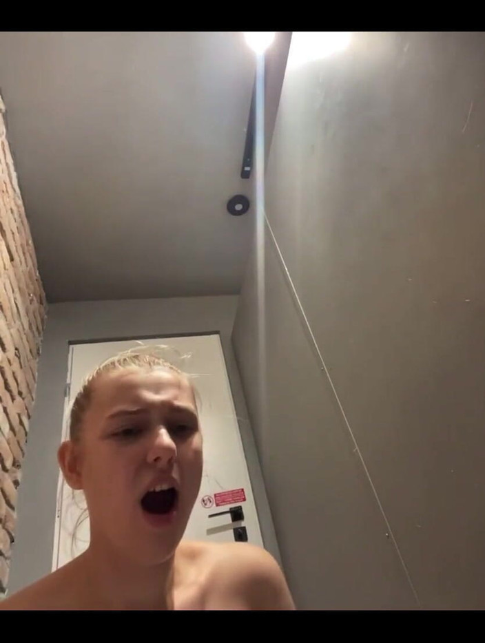 JuiceLussie: Guarda come scuotono le mie tette mentre un grosso cazzo...