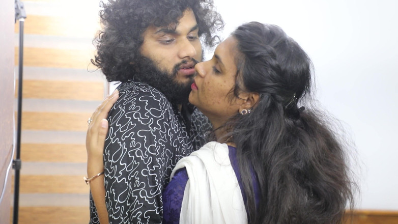 Vaigavarun45: Pouco antes do casamento, noiva traindo o noivo e curtindo...