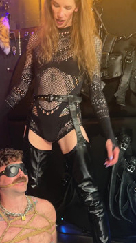 Askıya alındı, kırbaçlandı ve deri kaplı trans domme tarafından sopalandı