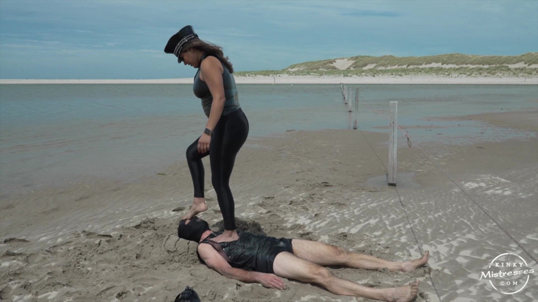 Kinky Mistresses: Sandy Feet dan Trampling