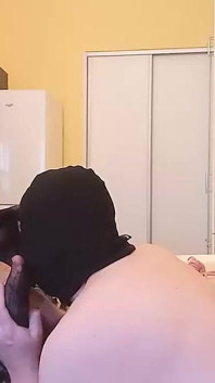 Čichá a masíruje moje zpocené nohy v punčochách