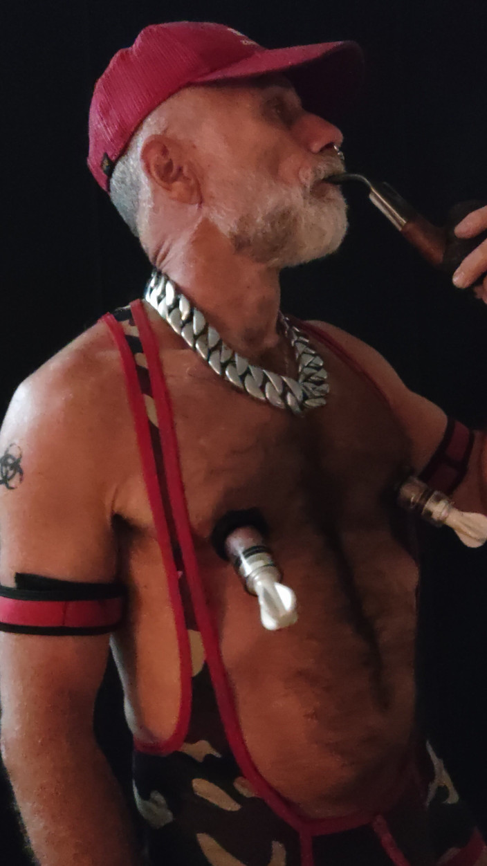 MusclesCigarsFFPig: Stiefvader rookpijp en tepels pompen