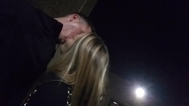 Mya Lane: Vrouw geneukt achter bar op parkeerplaats en zuigt pik leeg