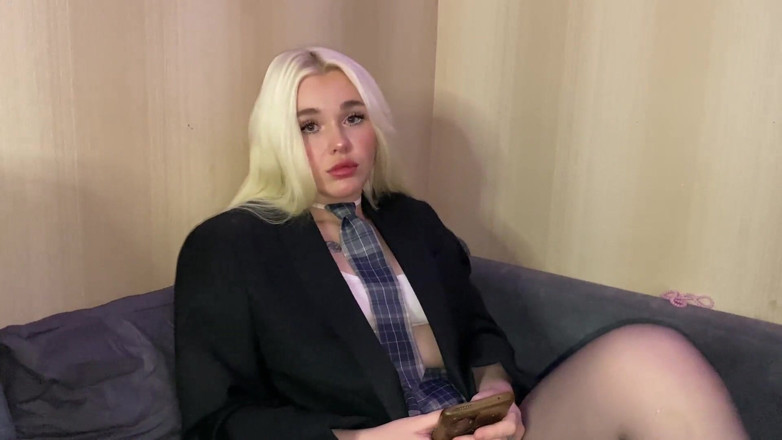 Blondessa: Joven hermanastra venga novio por hacer trampa, poniendo debajo de...