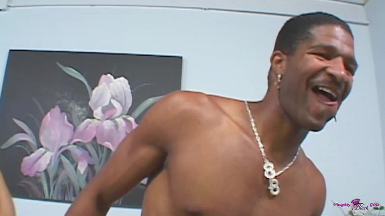 Naughty Black Girls: 高跟鞋克莱克害羞地，甜美的女士同意拿起大黑鸡巴并沉迷于大黑鸡巴。