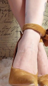 Odpocznij i zrelaksuj się ... Po prostu obserwuj moje obcasy, gdy słuchasz miękkości mojego głosu