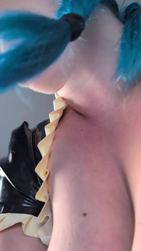 Škádlení latexovou služkou - solo girl