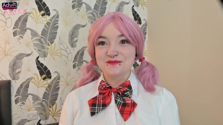 Adult-Auditions: Jururawat British Scarlet