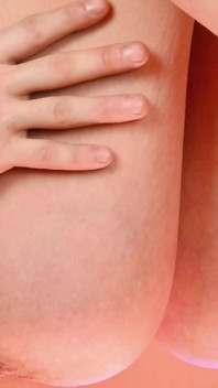 Accarezzo enormi tette oleose