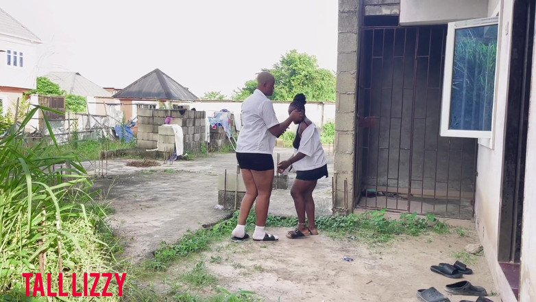 Tall_lizzy23: उमसपूर्ण भवन में कॉलेज छात्र