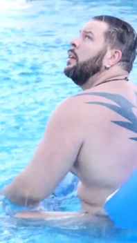 BEARFILMS - sólo venkovní masturbace s medvědem AdamEm Jonesem