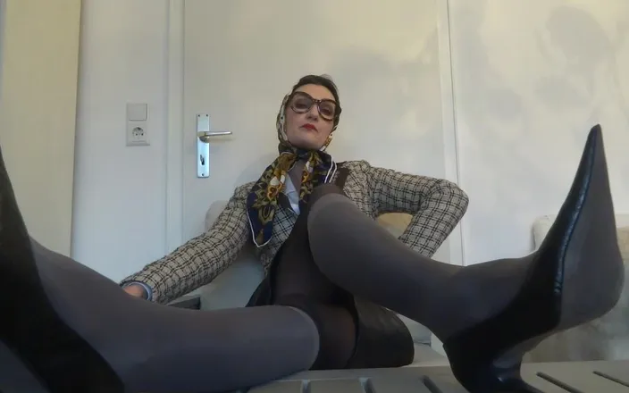 Lady Victoria Valente: Strict cheese foot breeding for the stocking lover!