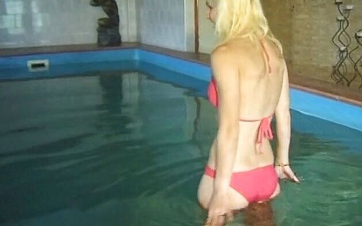 Flash Model Amateurs: Une blonde sexy s&amp;#039;amuse au bord de la piscine
