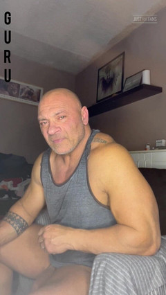 Mr. Guru: Bercakap selepas melancap. Encik Guru Bodybuilder di Rumah