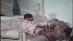 Transcumzcom: T-kızı orta yaşlı seksi kadınla ilk ama unutulmaz cinsel deneyimi