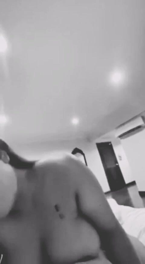 Sanayababhi: Aku lagi asik muasin memekku, entot aku habis-habisan sampai aku...