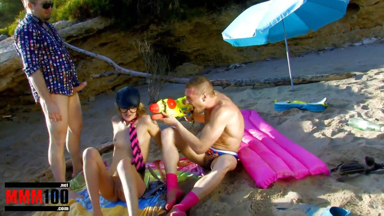 MMM100: Flotter dreier am strand mit blonder französischer schlampe