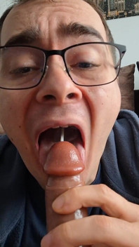 Succhiare il tuo cazzo fino a quando non mi sborre in bocca dildo