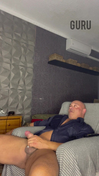 Mr. Guru: Evde tek başına mastürbasyon yapıyorum bu gömleği seviyorum