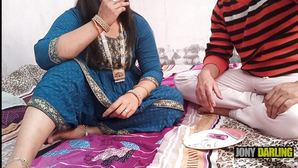 Jony Darling: Chlapec přišel do bordelu, aby opustil svou děvku nevlastní matku,...