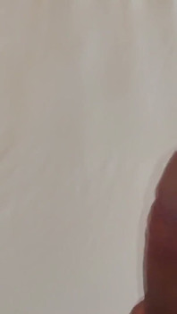 Mama vitregă se întoarce de pe plajă foarte excitată și își folosește vibratorul imens