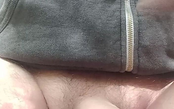 rastyo75: Zich aftrekken in het bos met sperma