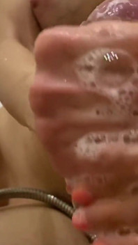 Mia moglie si masturba il cazzo enorme del suo amante nella vasca da bagno mentre aspetto in camera da letto