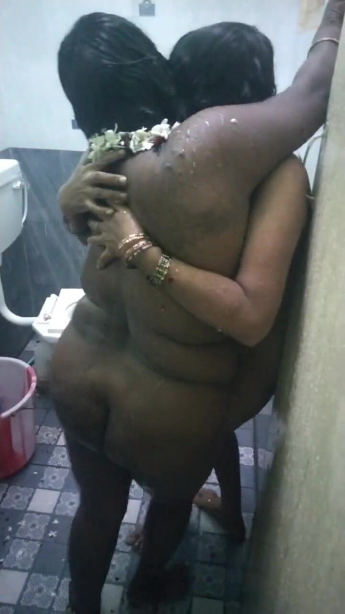 Benita sweety: Hintli üçlü grup seks ve duşta banyo yapan lezbiyenler