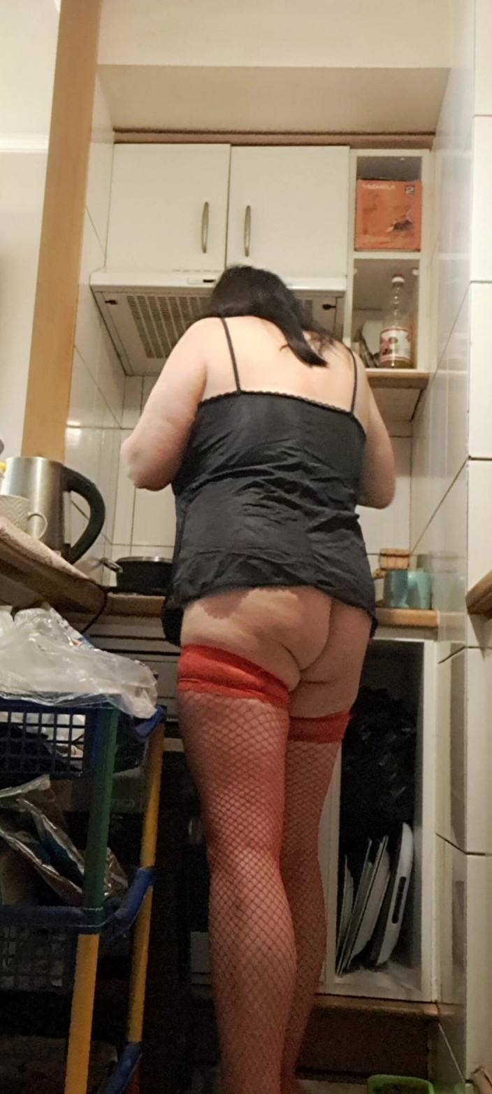 Mommy big hairy pussy: Milf met rode netkousen in de keuken