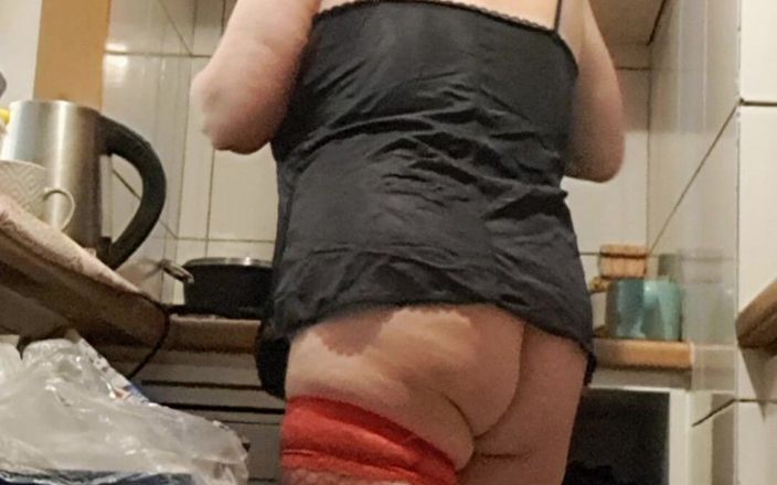 Mommy big hairy pussy: キッチンで赤いストッキングを履いた熟女