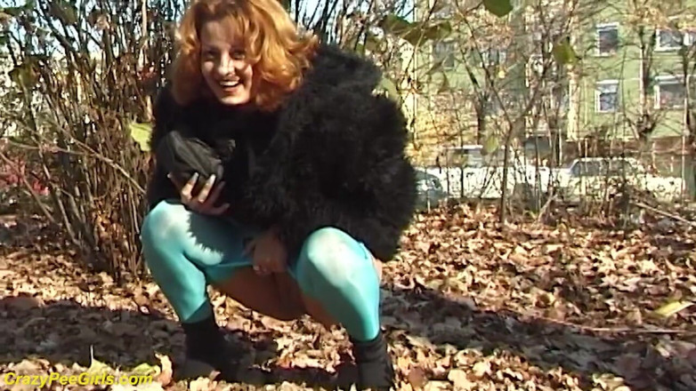 Crazy pee girls: Pisse en plein air dans la forêt