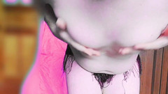 Kitty_Cross: ふわふわのピンクのカーペットにあぐらをかいて座る遊び心のあるシシー