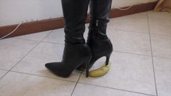 Mature_cunt: Batendo banana com botas de salto alto