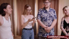 Striptýz hudební židle s Angelinou Mary Dean a Maks