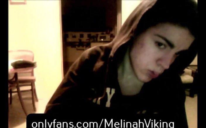 Melinah Viking: Dans les coulisses - un hoodie tourne
