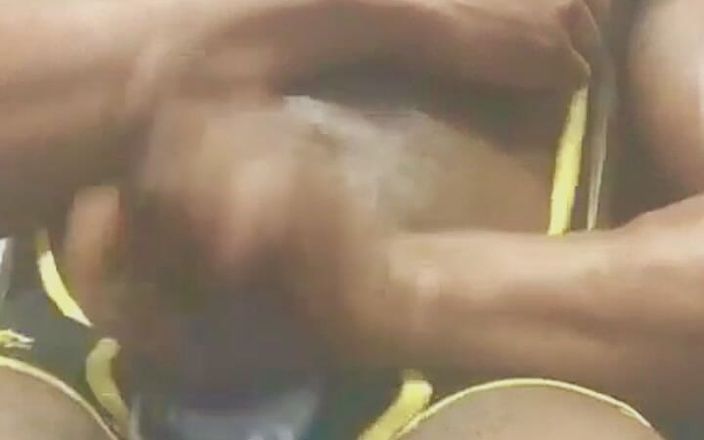Black mature kinky muscle: 肌肉屁股摔跤单人乳房和手淫场景