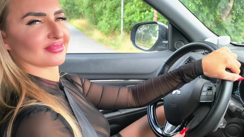 Goddess Lena: Lái xe bằng giày cao gót và nylon