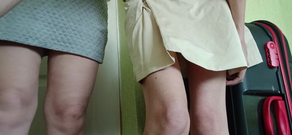 Lesbian-illusion: Kami masturbasi berisiko di balik rok di dekat koper di...