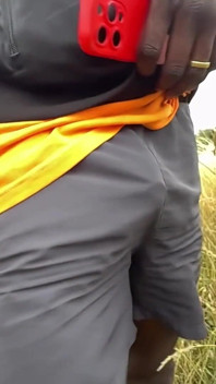 Als ik hierna kijk, kan ik het niet helpen om hard te worden. Een hele slowmotion van mij een wandelcommando in mijn korte broek in het park.
