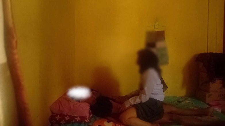 Famly sex: कमसिन कॉलेज से अपने सौतेले पापा के एन्टोट पर घर आती है जब कोई नहीं होता