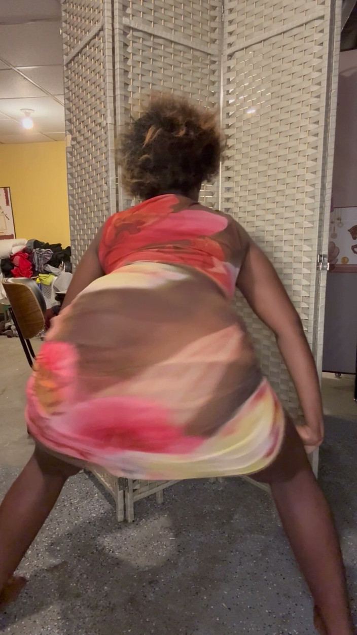ALLIYAH ALECIA: Twerking