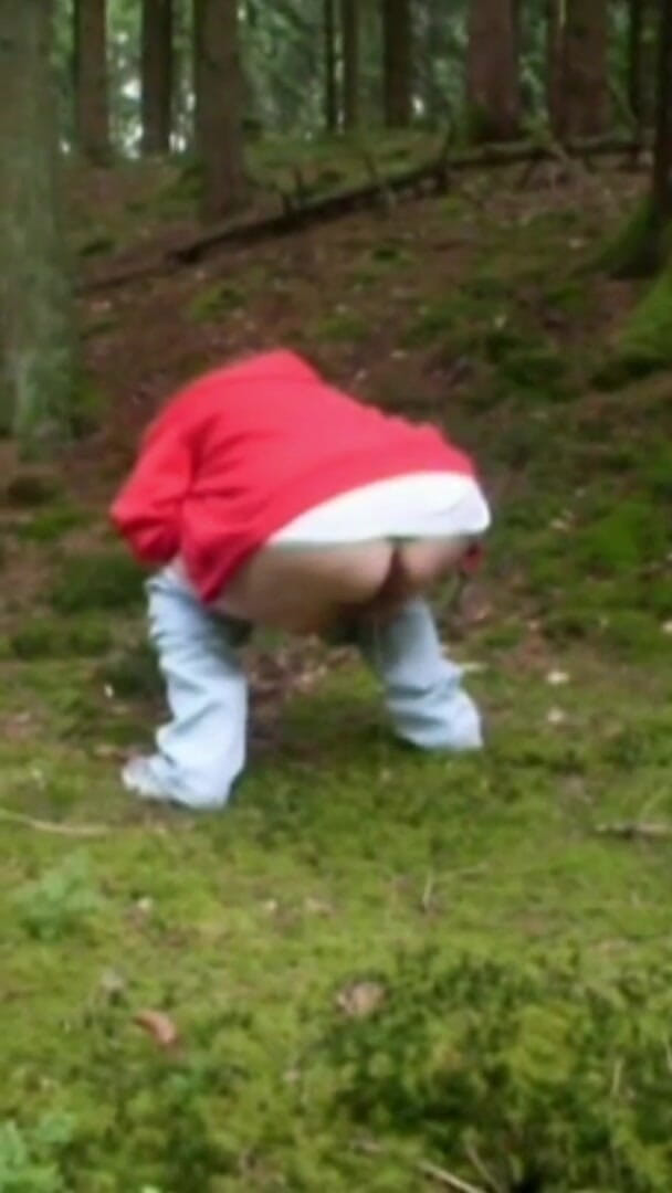 Sex hub couple: Jen Is Pissing in the Forest