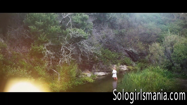 Solo girls mania: Scarlet Red Masturbate Her Pussy